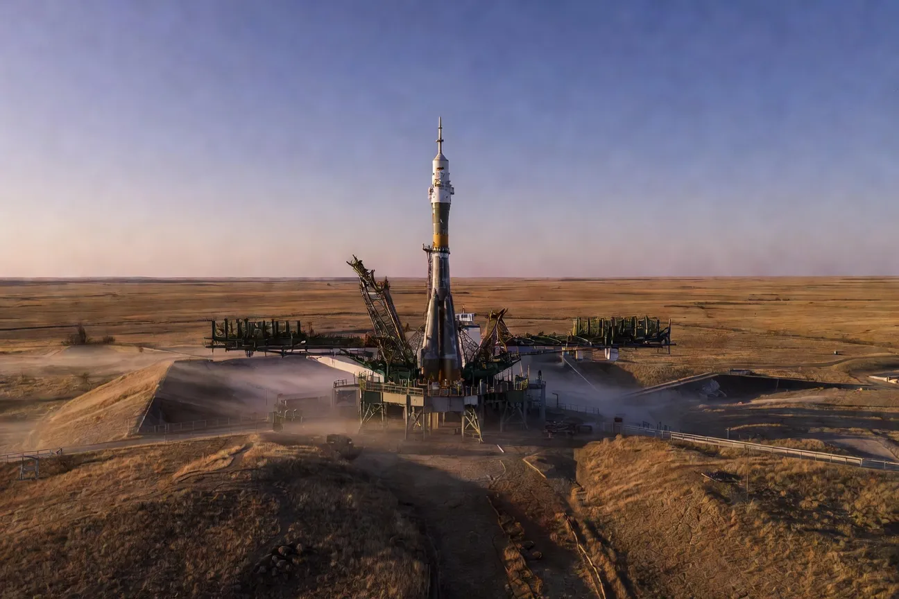 Fusée Soyouz sur son pas de tir au cosmodrome de Baïkonour, lumière de l'aube