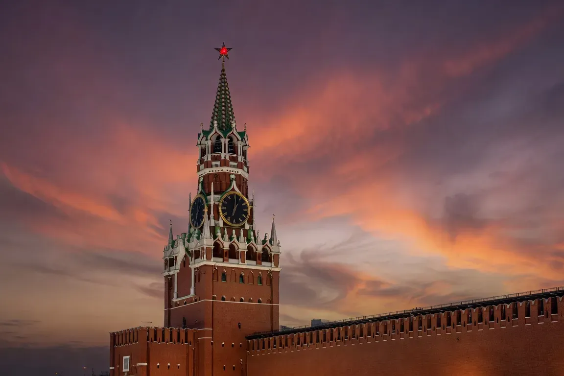 Tour Spasskaya et étoile rouge illuminée du Kremlin de Moscou au crépuscule
