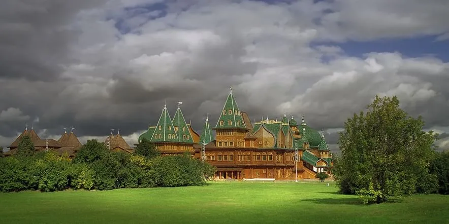 Station de métro ornée de Moscou avec lustres et mosaïques