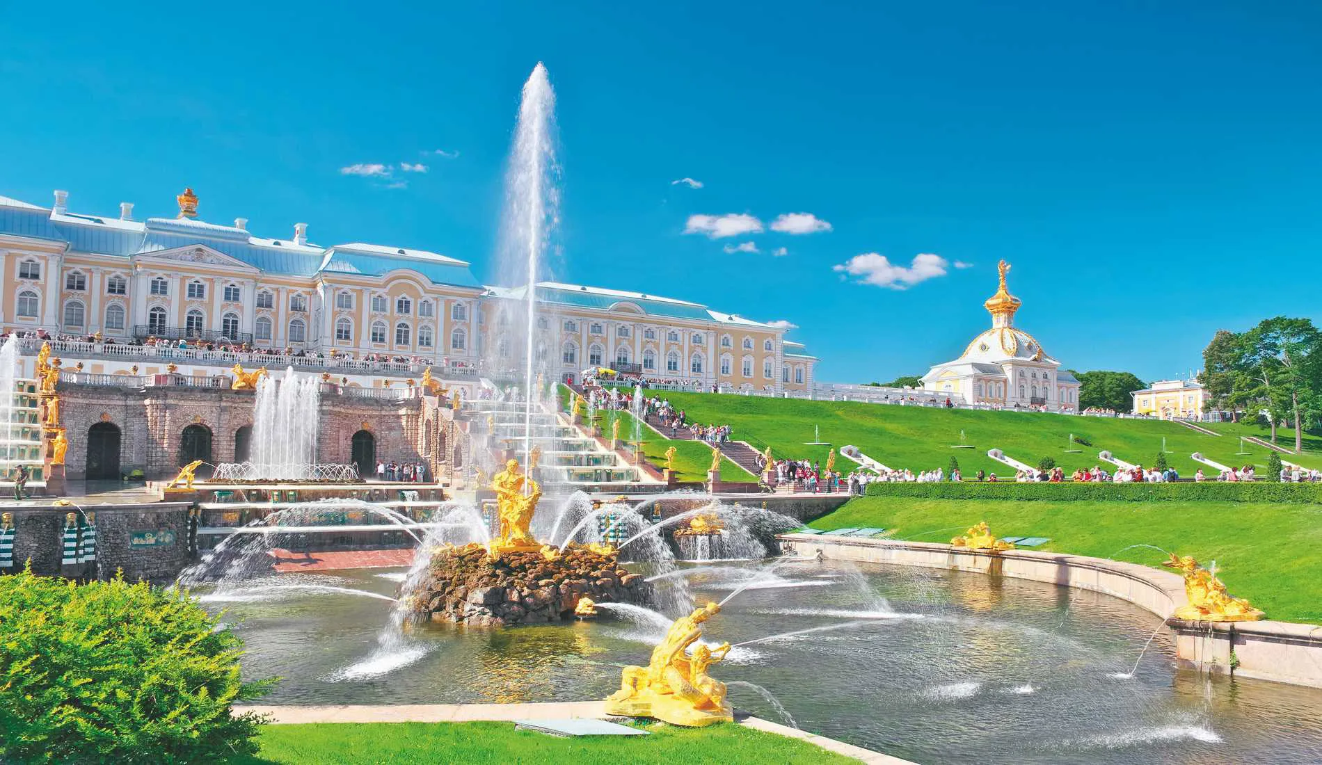 Vue panoramique de Saint-Pétersbourg avec ses canaux et palais